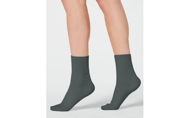  Smooth Lines Ribbed Crew Socks