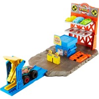 Hot Wheels Monster Trucks Blast Station Playset HW Demo Derby, Multicolor