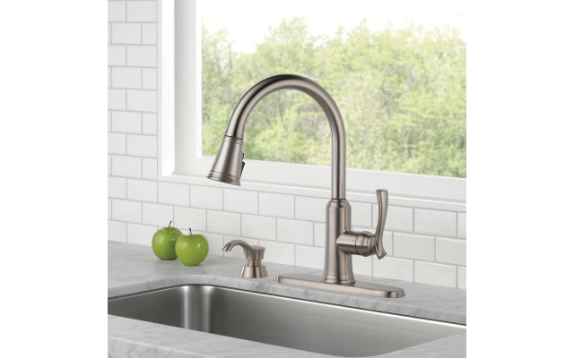 Delta Lakeview Single-Handle Pull-Down Sprayer Kitchen Faucet