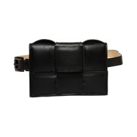 Steve Madden Women’s Oversized Woven Belt Bag, Black, M