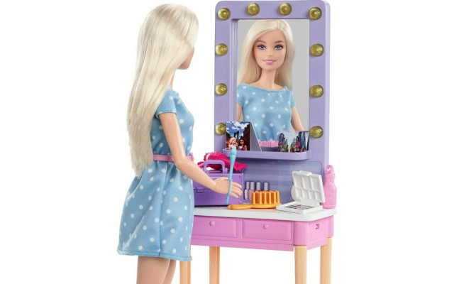 : Big City, Big Dreams  “Malibu” Roberts Doll & Dressing Room