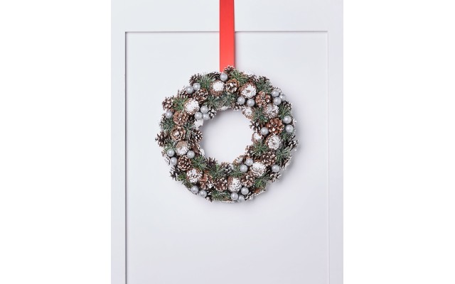  Cozy Christmas Wreath with Pinecones & Berries, Green